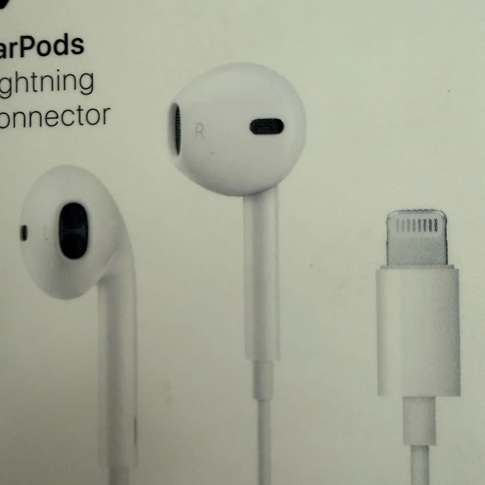 NWOT Apple Wired EarPods with Lightning Connector White